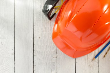 inşaat kask ve ahşap üzerine koruyucu gözlük