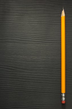 ahşap üzerine sarı kalem