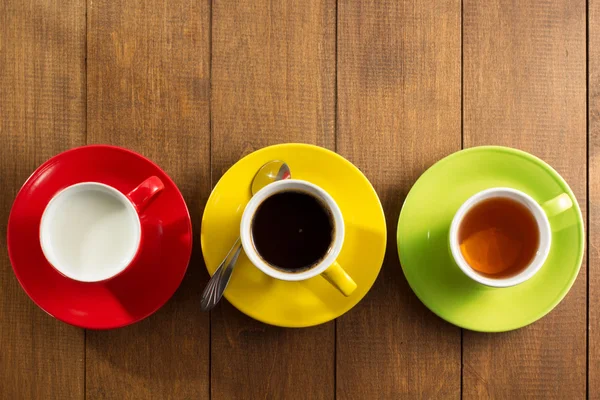 Kopp te, mjölk, kaffe på trä — Stockfoto