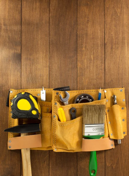Nářadí a nástroje v pásu na dřevo — Stock fotografie