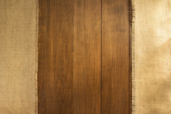 Arpillera hessian saqueo en madera — Foto de Stock