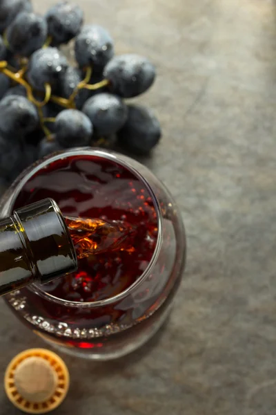 Cognac glass and grapes — Stock Photo, Image