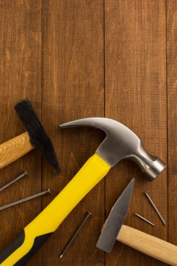 aracı çekiç ve tahtaya tırnak