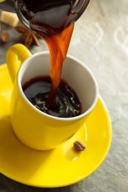 Bardağa kahve dolduruyorum.