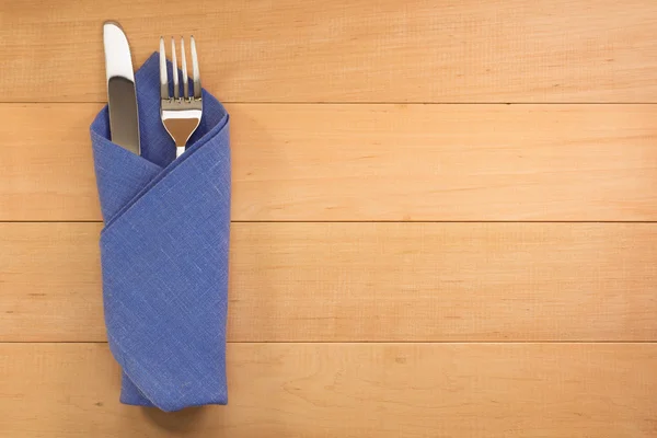 Cuchillo y tenedor en la servilleta en madera —  Fotos de Stock