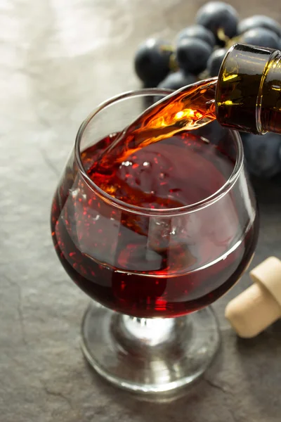 コニャックのグラスとブドウ — ストック写真