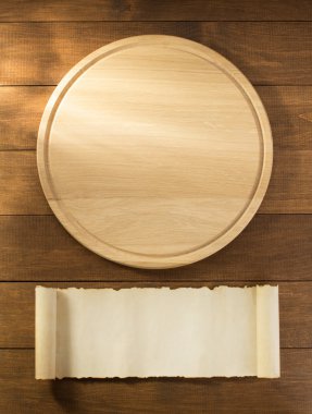 Pizza kesme tahtası ahşap üzerine