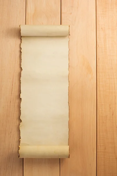 Perkament scroll op hout — Stockfoto