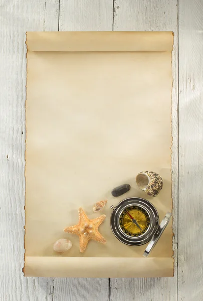 海贝壳和旧纸张在木头上 — 图库照片