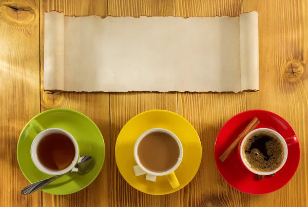 Tasse Tee, Milch, Kaffee auf Holz — Stockfoto