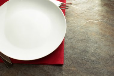 plaka, bıçak ve çatal peçete üzerinde