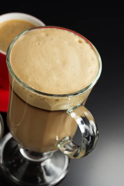 Tazza di caffè su nero — Foto Stock