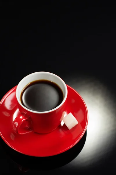 Чашка кофе на черном — стоковое фото