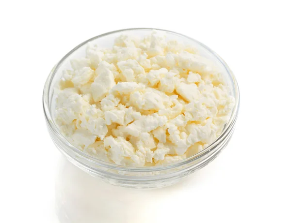 Сир в мисці на білому — стокове фото
