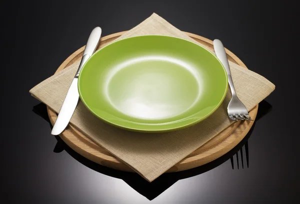 Plato y tenedor con cuchillo en la servilleta de tela en blac —  Fotos de Stock