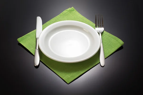 Assiette et fourchette avec couteau à serviette — Photo