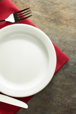 plaka, bıçak ve çatal peçete üzerinde