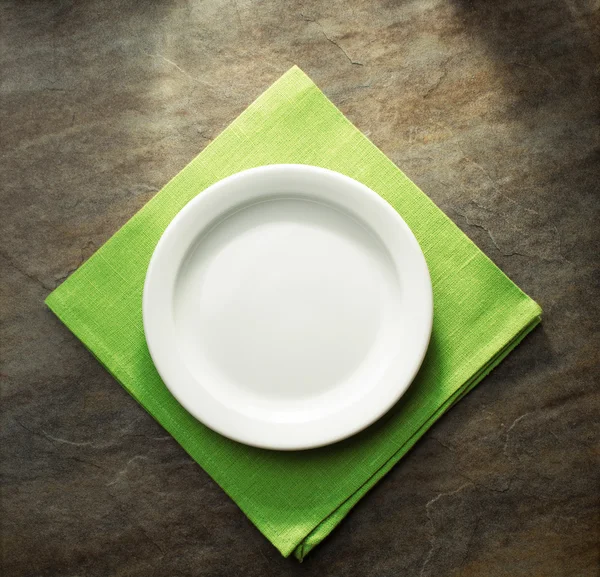 Assiette sur serviette verte — Photo