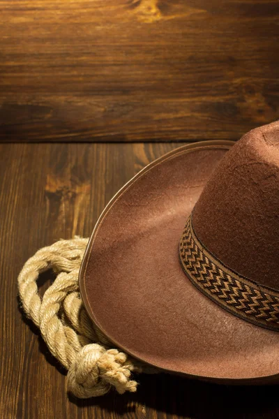 Kowbojski kapelusz na drewno — Zdjęcie stockowe
