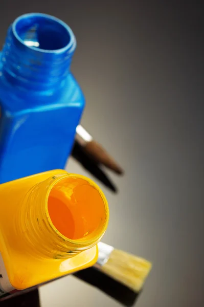 Farbe und Flasche auf schwarz — Stockfoto
