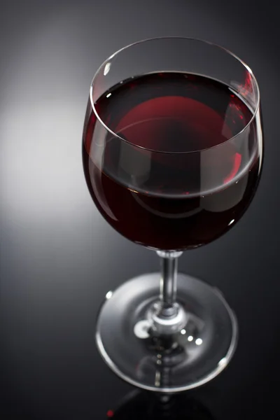 Бокал вина на черном — стоковое фото