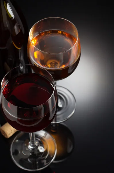 Вино и бокал вина на черном — стоковое фото
