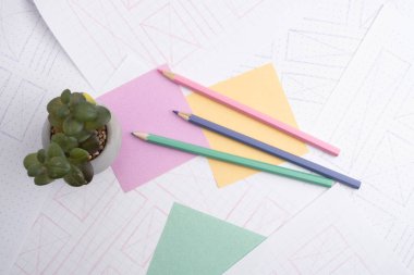 UI / UX Tasarım Çalışma Alanının Üst Görünüm Düz Yatağı El Çizimi Kablo çerçeveleri, Pastel Notlar ve Küçük Sulu