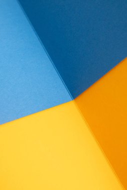 Geometrik kağıt kalın mavi ve sarı tonlarda katlanır. Ukrayna bayrağı renkleri. Minimalist Soyut Arkaplan