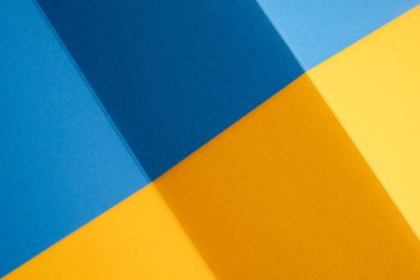 Geometrik kağıt kalın mavi ve sarı tonlarda katlanır. Ukrayna bayrağı renkleri. Minimalist Soyut Arkaplan