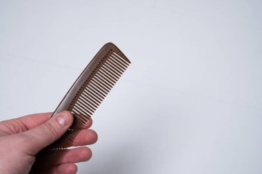 Minimalist Gri Arkaplan Karşısında Kahverengi Çevre Dostu Saçlar Taranıyor