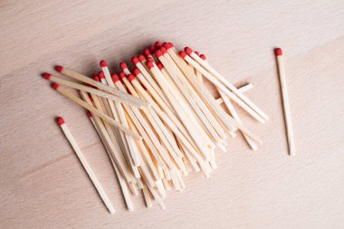 Doğal Ahşap Arkaplan Üzerine Kırmızı İpuçlarıyla Dağılmış Tahta Kibrit Yığını Üst Görüş