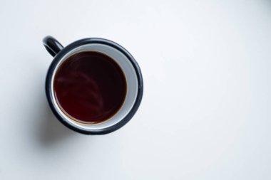 Parlak Arkaplan Görünümlü Beyaz Enamel Kupasında Kremalı Taze Kahve