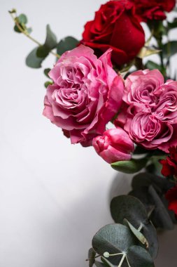 Yeşillik Pembe Güller ve Lale Bud. Taklit uzayı olan zarif bir çiçek buketinde.