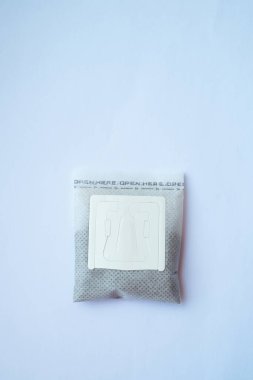 Tek kullanımlık kahve filtresi beyaz arka planda izole edildi. Yukarıdan Aşağı Yakın Çekim