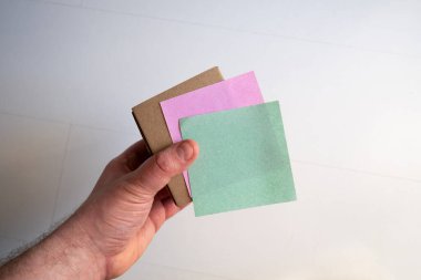 Etiketleme ve Düzenleme için Pembe ve Yeşil Yapışkan Notlarla Küçük Karton Kutu Tutma