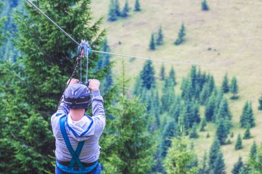 Dağdan metal bir kabloyla inmiş. Halatla kaymak doğada aşırı eğlenceli bir şeydir.