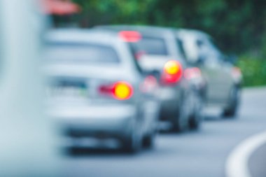 Bulanık arkaplan: yan ışıkları açık araçlar yolda