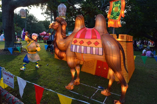 オークランド ランタン フェスティバルでの手作りの中国のドラゴン灯籠 — ストック写真