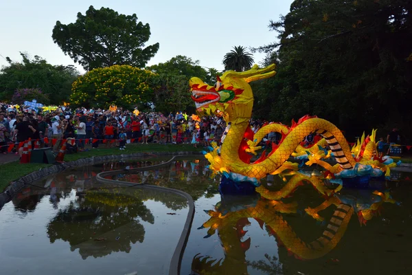 Lanternes chinoises à la main Dragon Lantern Festival à Auckland — Photo