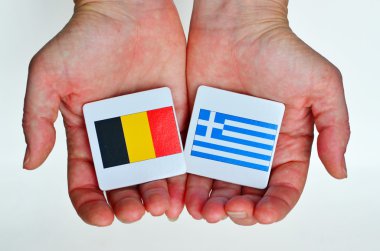 İki ellerini tutar Almanya (L) ve Yunanistan (R ülke bayrakları)