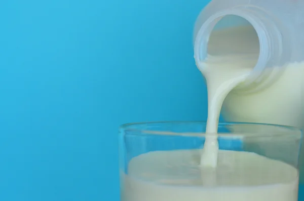 Latte fresco versare in un bicchiere — Foto Stock