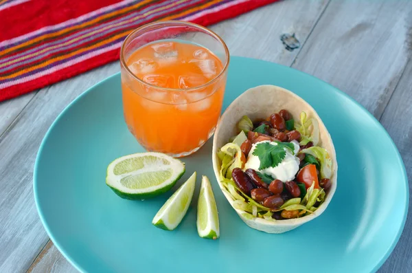 Mexicaanse Taco boot Tortilla geserveerd met Margarita en kalk — Stockfoto