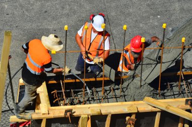 İnşaatçılar Çimento Beton duvara dökmek