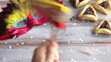 Geleneksel ahşap Purim gragger ile el oyun
