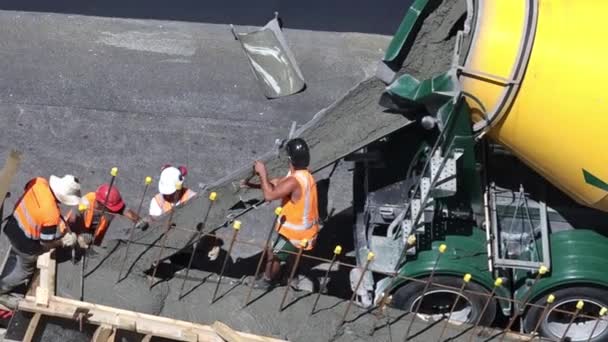 Auckland Mar 2016 Byggare Häll Cement Till Betongvägg Betongen Var — Stockvideo