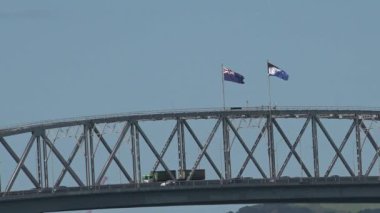 Yeni Zelanda ulusal bayrak ve Auckland Harbour Bridge gümüş Fern bayrağı