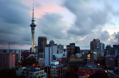 Auckland şehir manzarası alacakaranlıkta dramatik görünümü