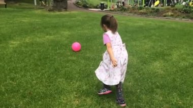 Ağır çekim mutlu kız oyun par bir top ile