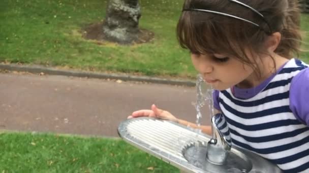 Girl drink water from drinking fountai — Stock Video