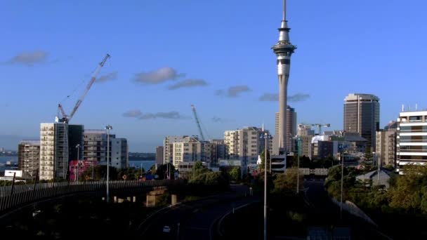 De skyline van Auckland en verkeer in spaghetti junction — Stockvideo